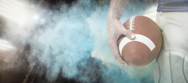 Jugador de deportes celebración de pelota — Foto de Stock