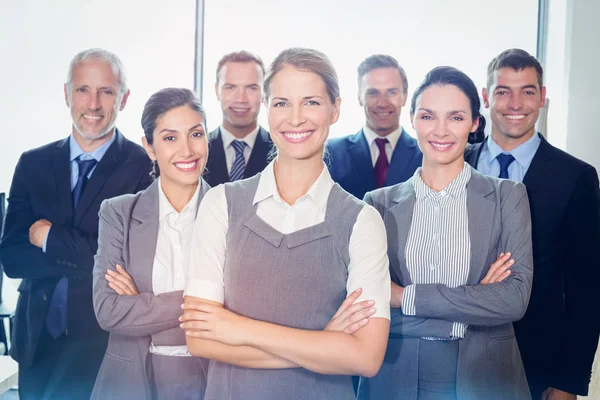 Equipo de empresarios posando juntos — Foto de Stock