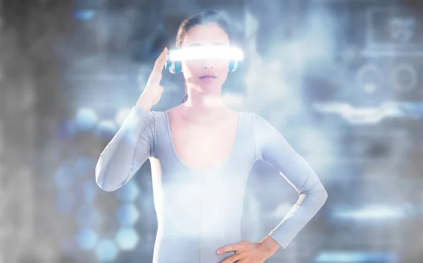 Mujer usando gafas de vídeo virtuales — Foto de Stock