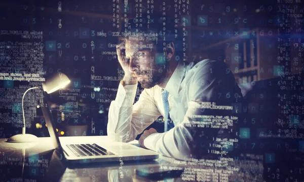 Hombre de negocios trabajando de noche — Foto de Stock