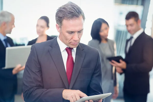 Volwassen zakenman met behulp van digitale Tablet PC — Stockfoto