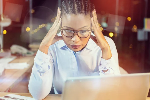 Gestresste Geschäftsfrau sitzt im Büro — Stockfoto