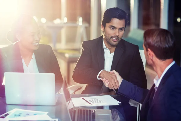 Businessman shaking hands with colleague — Stock Photo, Image