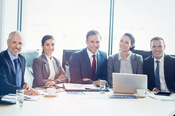 Affärsmän i konferensrum — Stockfoto