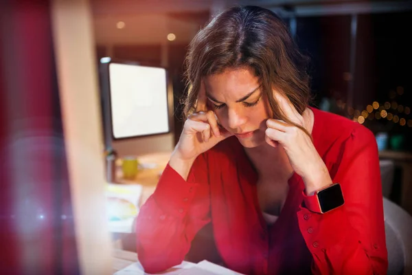 Стрессовая деловая женщина сидит за компьютером — стоковое фото