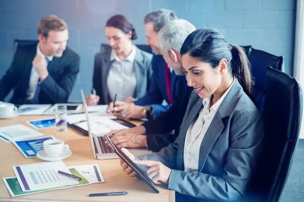 Empresarios en sala de conferencias — Foto de Stock