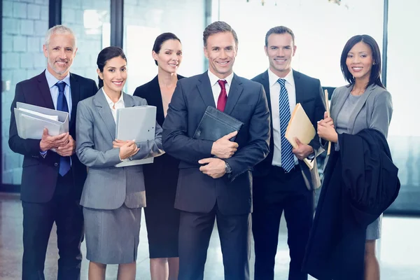 Geschäftsteam mit Dokument und Organisator — Stockfoto