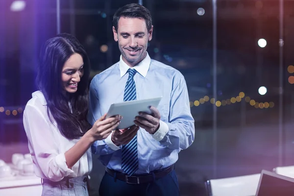 Geschäftsmann diskutiert mit Kollege über Tablet — Stockfoto