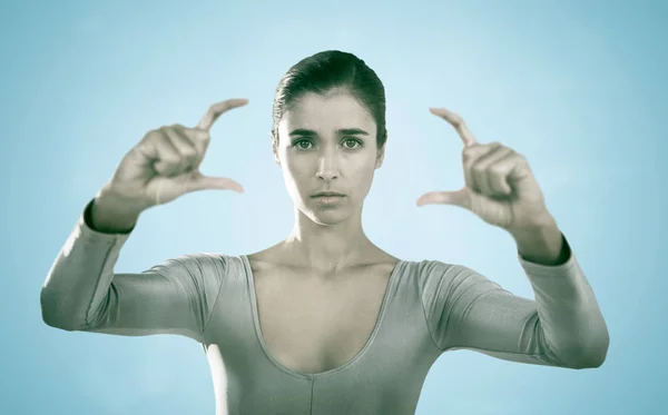 Mulher gesticulando contra azul — Fotografia de Stock