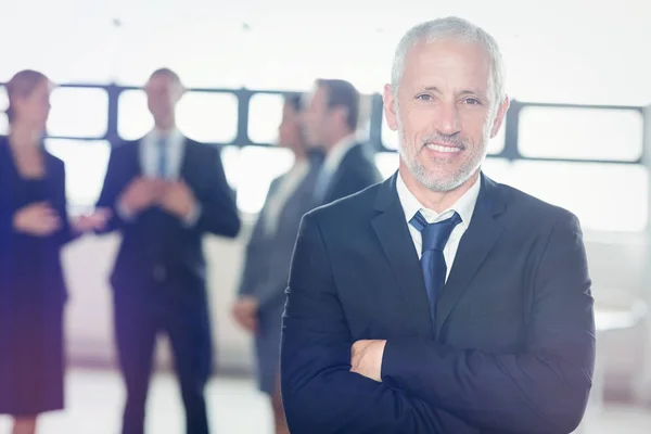 Retrato del hombre de negocios sonriendo ante la cámara —  Fotos de Stock