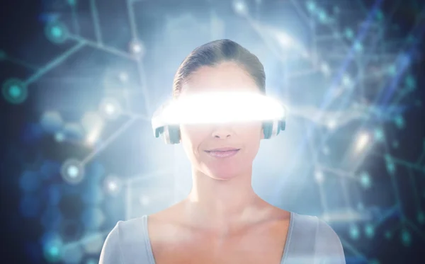 Vrouw met behulp van virtuele video bril — Stockfoto