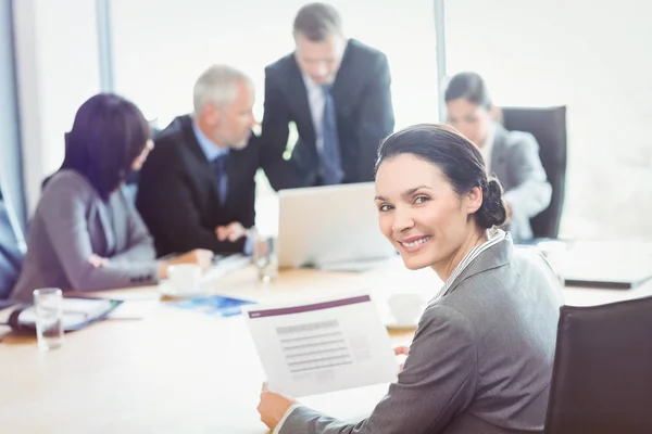 Porträtt av affärskvinna läser rapporten — Stockfoto