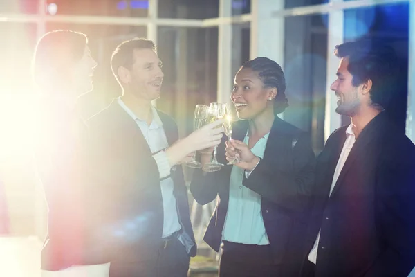 Företagare som grillas glas champagne — Stockfoto