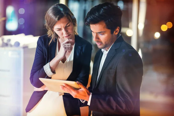 Geschäftsmann diskutiert mit Kollege über Tablet — Stockfoto