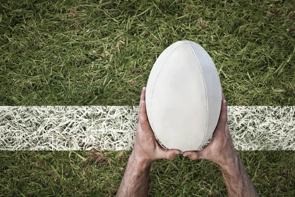 Hombre sosteniendo la pelota de rugby —  Fotos de Stock