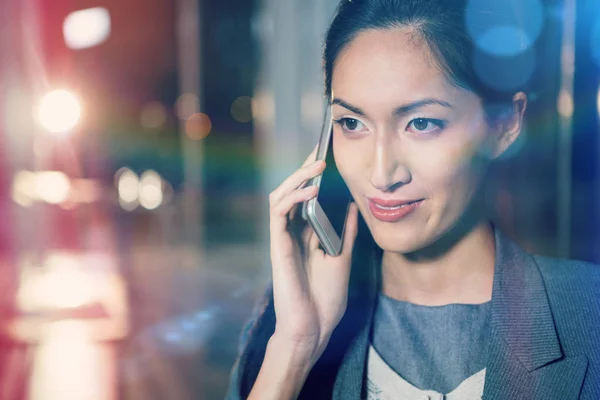 Businesswoman talking on mobile phone — Stock Photo, Image