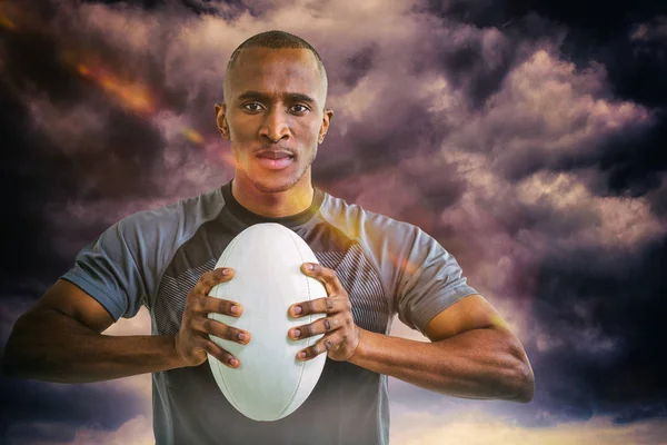 Sportler drückt Rugbyball — Stockfoto