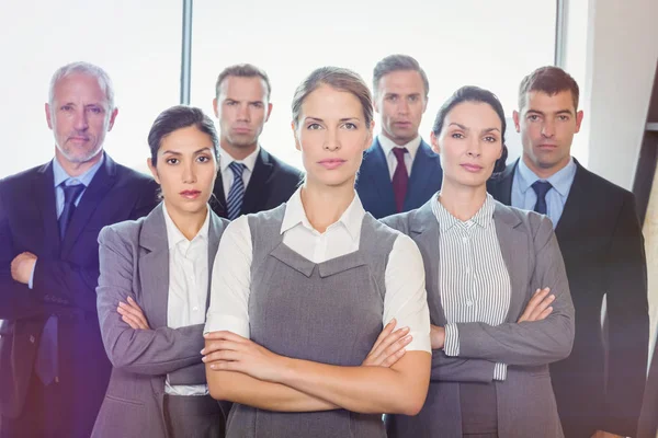 Equipo de empresarios posando juntos —  Fotos de Stock