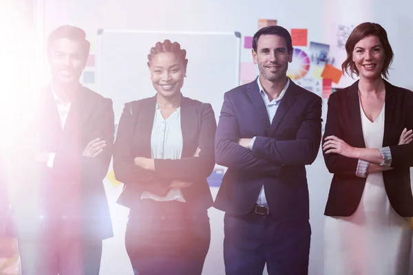 Gruppe von Geschäftsleuten mit verschränkten Armen — Stockfoto