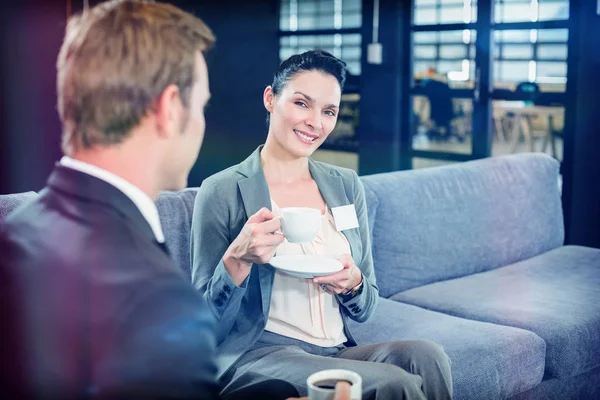 Бизнесмен и деловая женщина пьют чай — стоковое фото