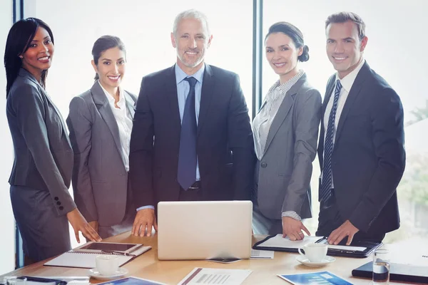 Företagare står tillsammans i konferensrummet — Stockfoto
