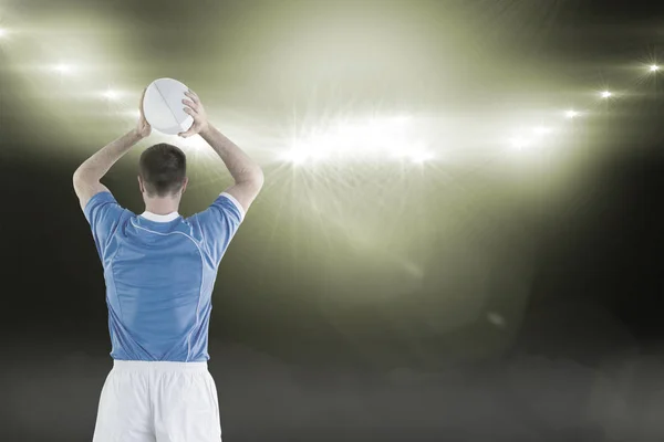 Rugby joueur sur le point de lancer une balle de rugby — Photo