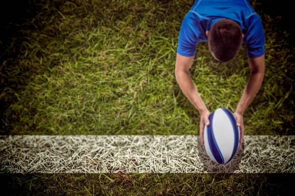 Pemain rugby berbaring di depan dengan bola — Stok Foto
