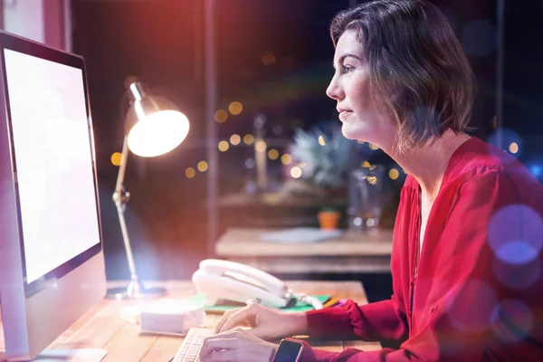Geschäftsfrau arbeitet am Computer am Schreibtisch — Stockfoto