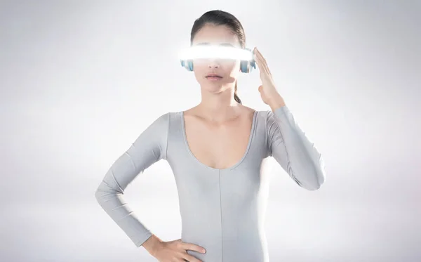 Femme utilisant des lunettes vidéo virtuelles — Photo