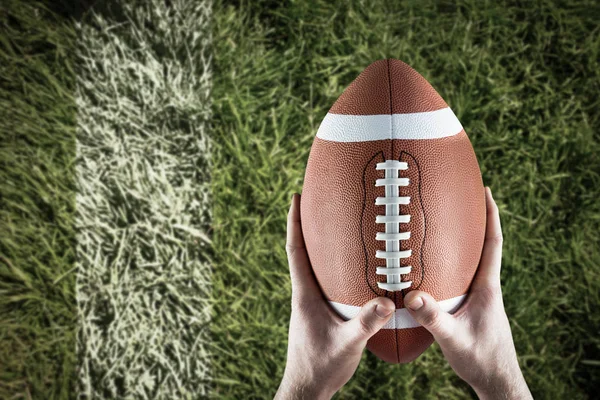 Jogador de futebol americano segurando futebol — Fotografia de Stock