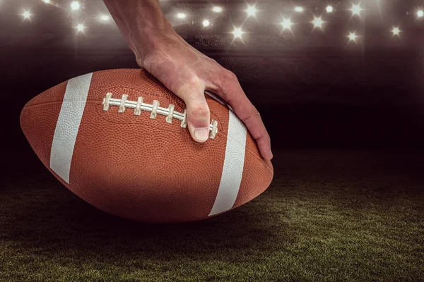 Jugador de fútbol americano colocando la pelota — Foto de Stock