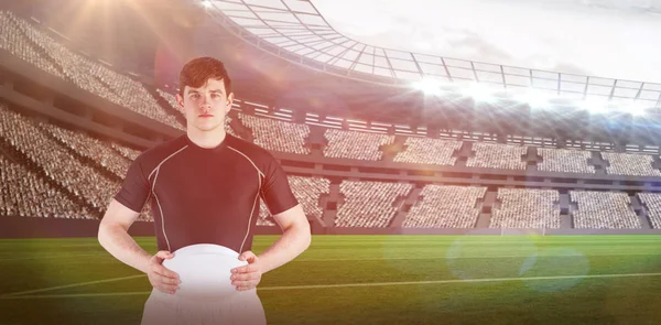 Imagem composta de jogador de rugby segurando uma bola de rugby 3D — Fotografia de Stock