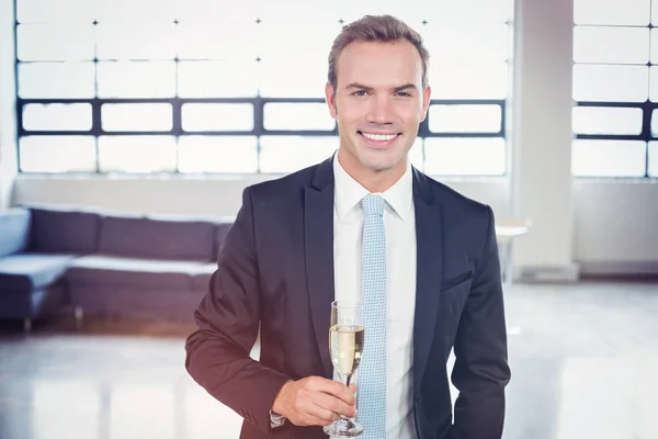 Бізнесмен тримає шампанську флейту — стокове фото