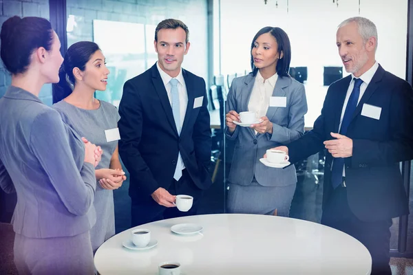 Businesspeople having a discussion during breaktime — Stock Photo, Image