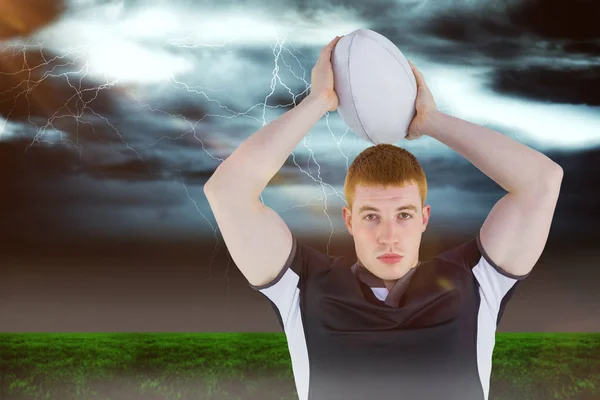 Imagem composta do jogador de rugby prestes a lançar uma bola de rugby 3D — Fotografia de Stock