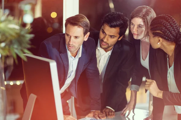 Groep ondernemers op zoek naar computer — Stockfoto