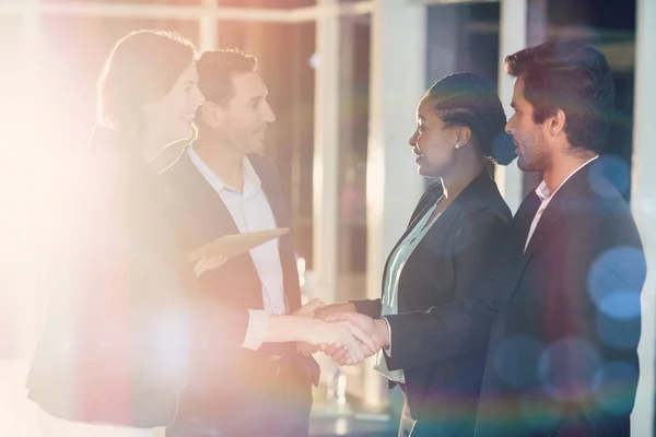 Businesspeople shaking hands with each other — Stock Photo, Image