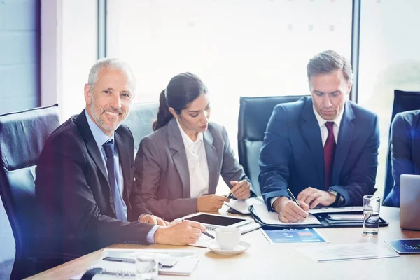 Empresários na Sala de Conferências — Fotografia de Stock