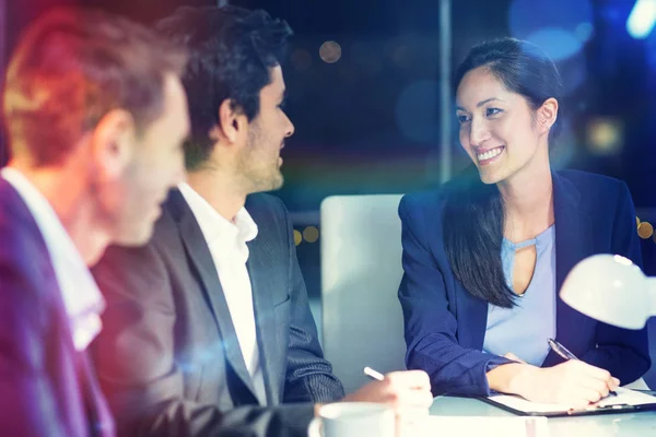 Businessman interacting with colleague — Stock Photo, Image