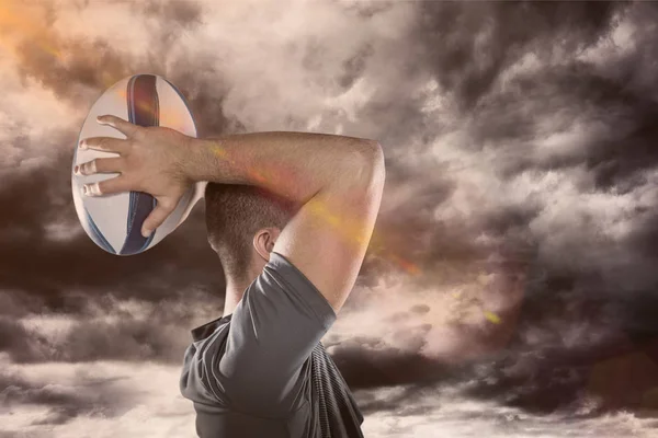 Rugby spelare kastar boll — Stockfoto