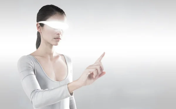 가상 비디오 안경을 사용 하는 동안 가리키는 여자 — 스톡 사진