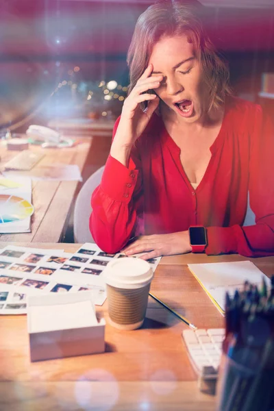 Empresária stressada bocejando na mesa — Fotografia de Stock