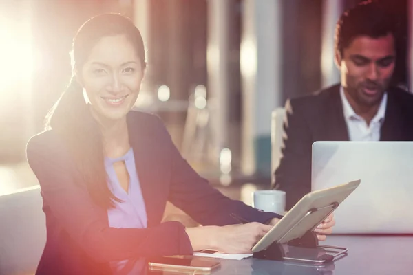 Femme d'affaires heureuse utilisant une tablette numérique — Photo