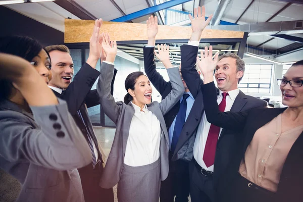 Glada företagare att höja händerna — Stockfoto