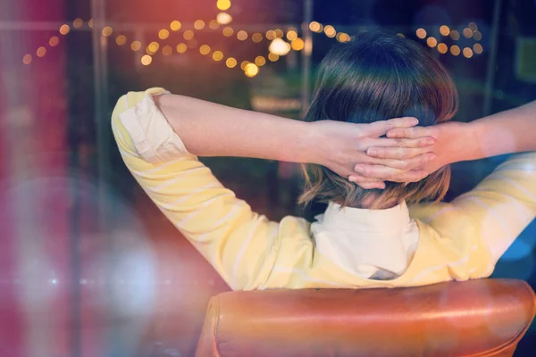 Zakenvrouw zit op stoel op zoek door raam — Stockfoto