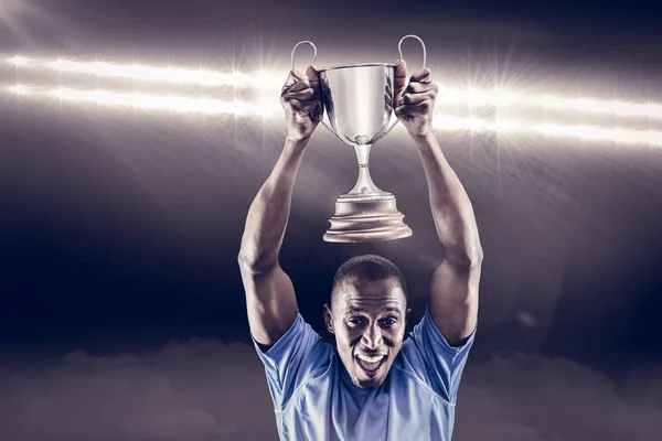 Idrottsman jublar medan du håller trophy — Stockfoto