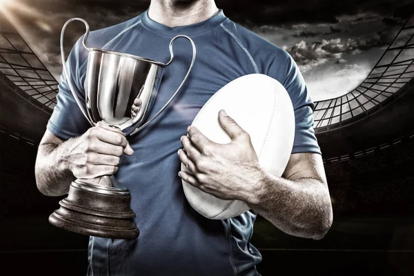 Rugby-Spieler mit Trophäe — Stockfoto