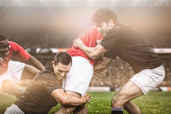 Jogadores de rugby enfrentando durante o jogo — Fotografia de Stock