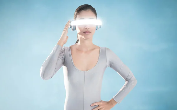 Frau mit virtueller Videobrille — Stockfoto