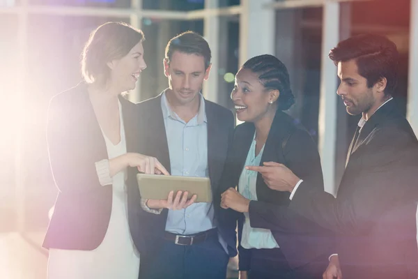 Grupo de empresarios discutiendo juntos sobre tableta digital — Foto de Stock